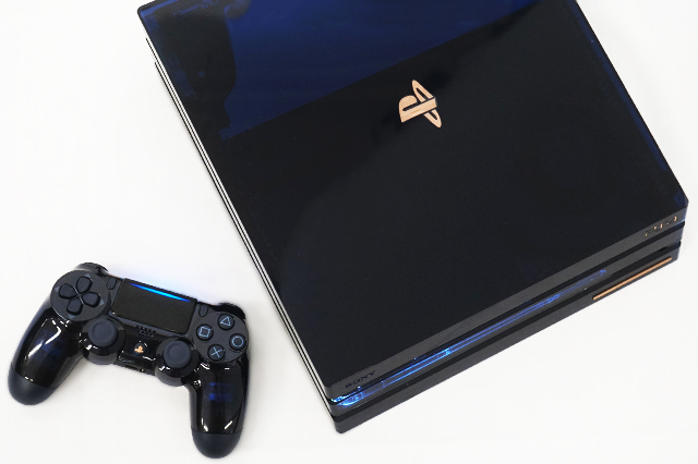 濃紺色のスケルトンデザインの｢PlayStation®4 Pro 500 Million Limited Edition｣の外観レビュー